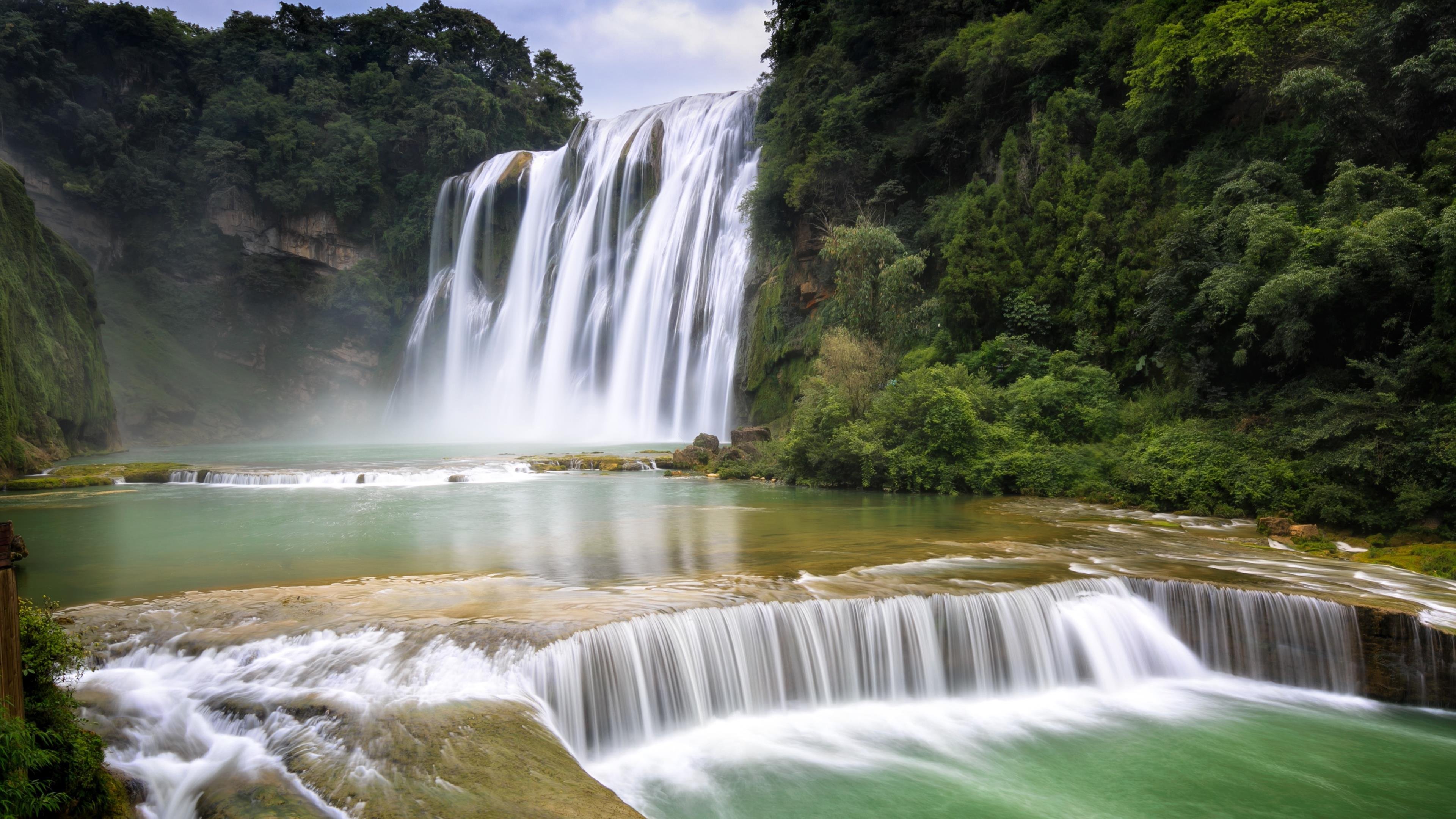 炎炎夏日 瀑布 碧绿 壮观