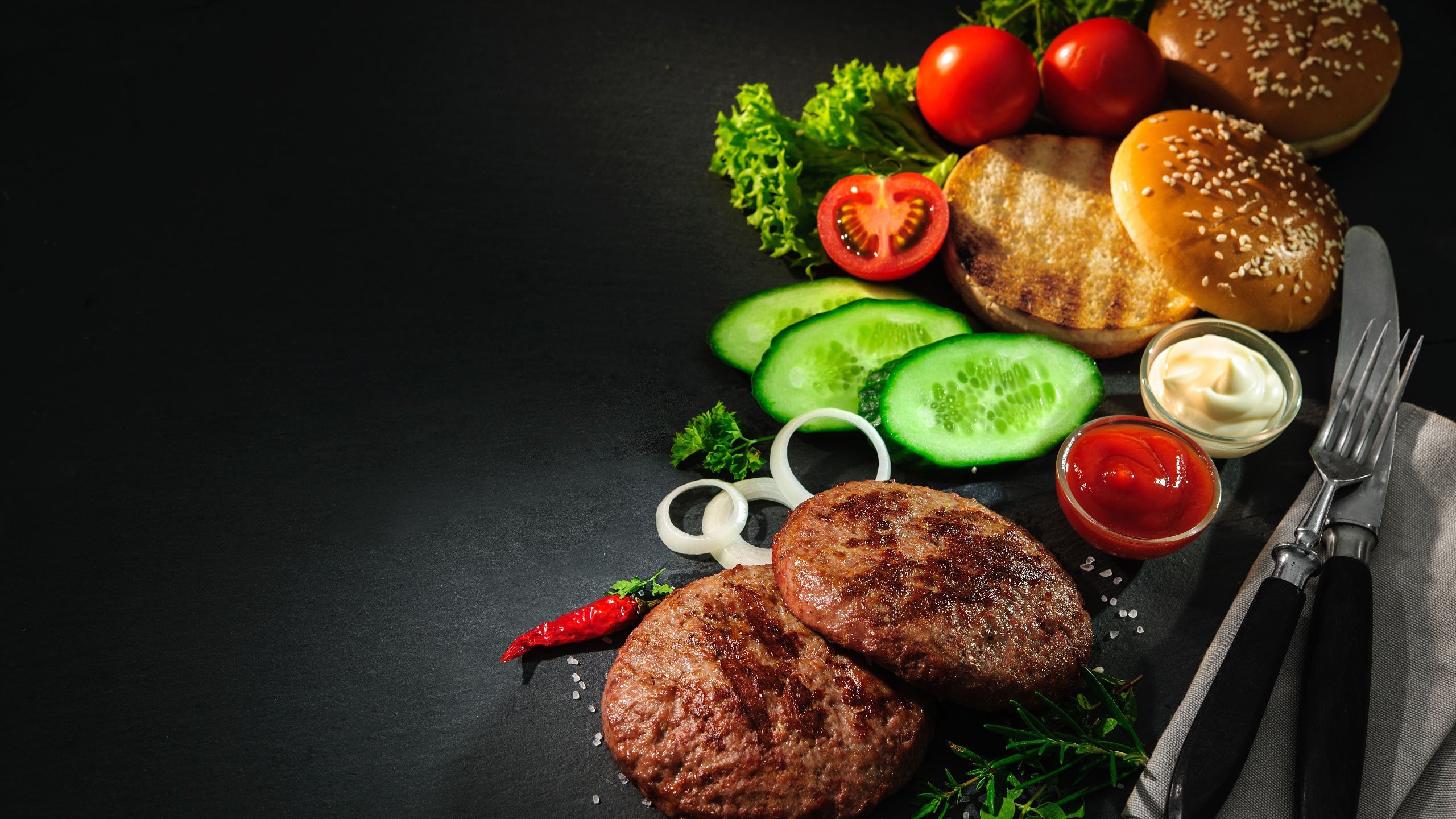 舒缓压力 汉堡 面包 黄瓜 小番茄 牛肉