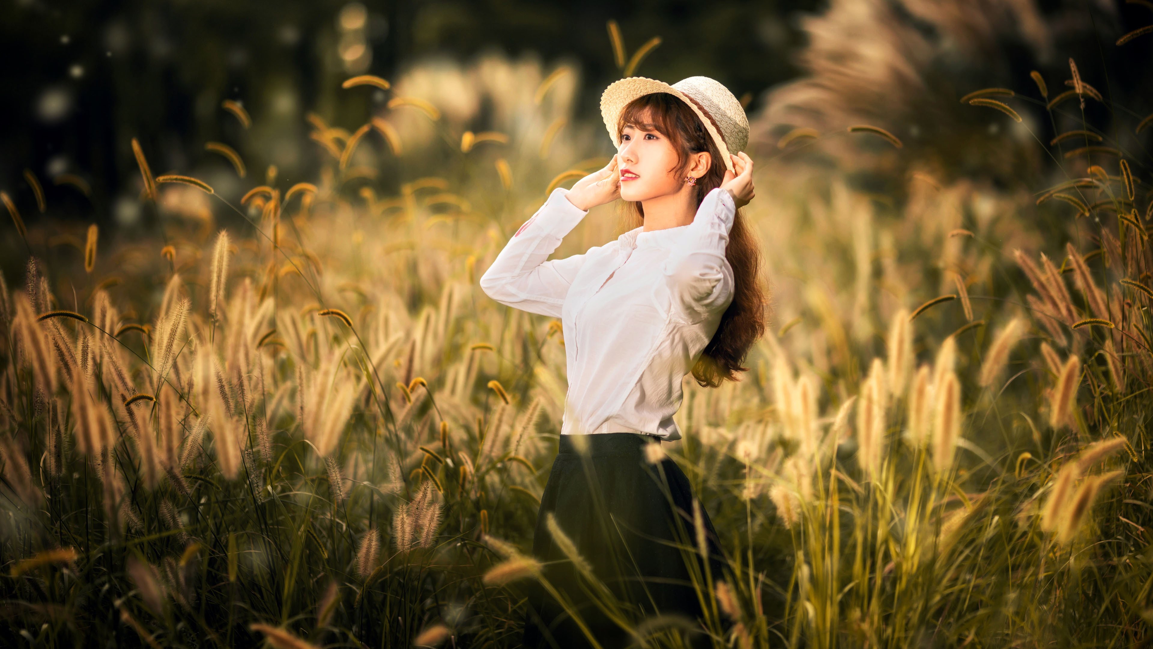 清纯 清新 美女 太阳帽 户外摄影 狗尾巴草