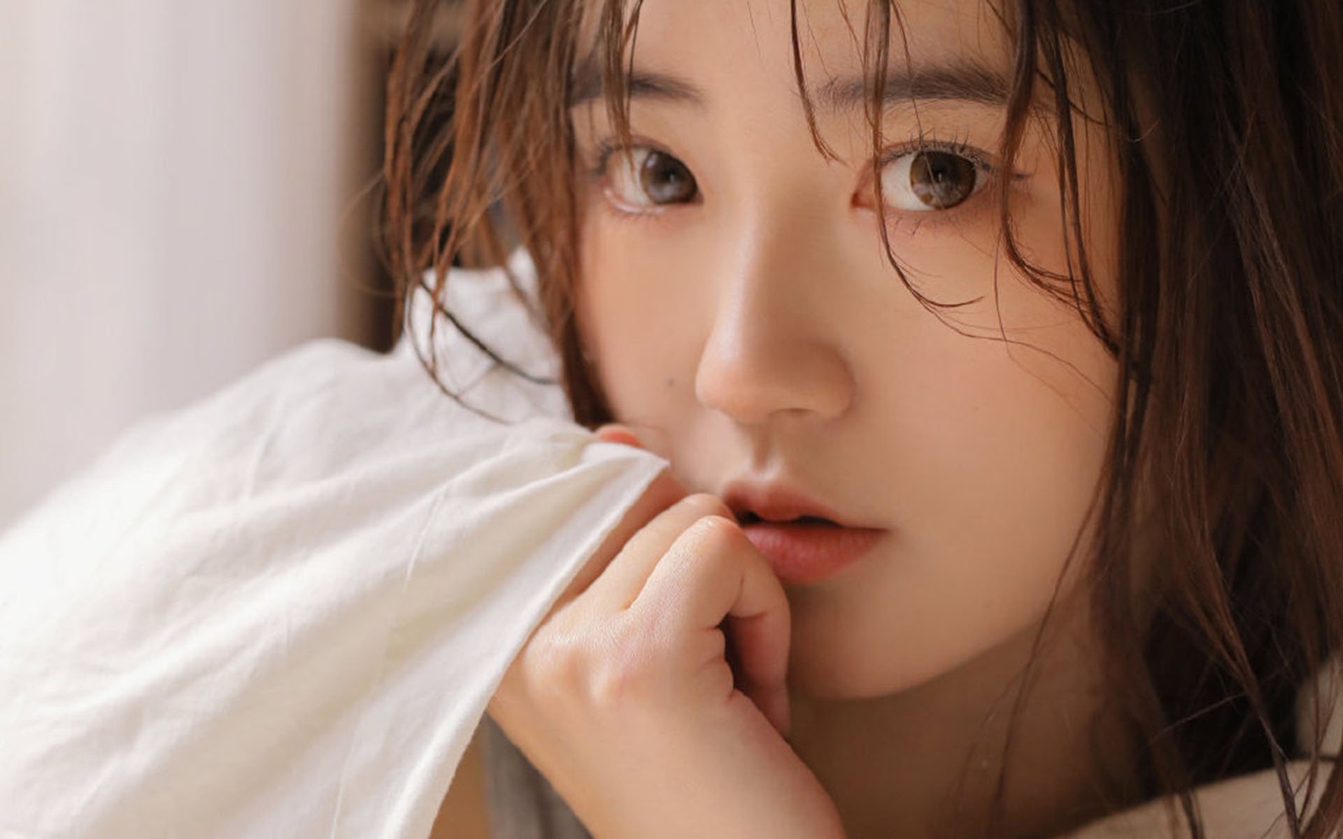 清纯 湿发 大眼睛 长发 居家 女孩