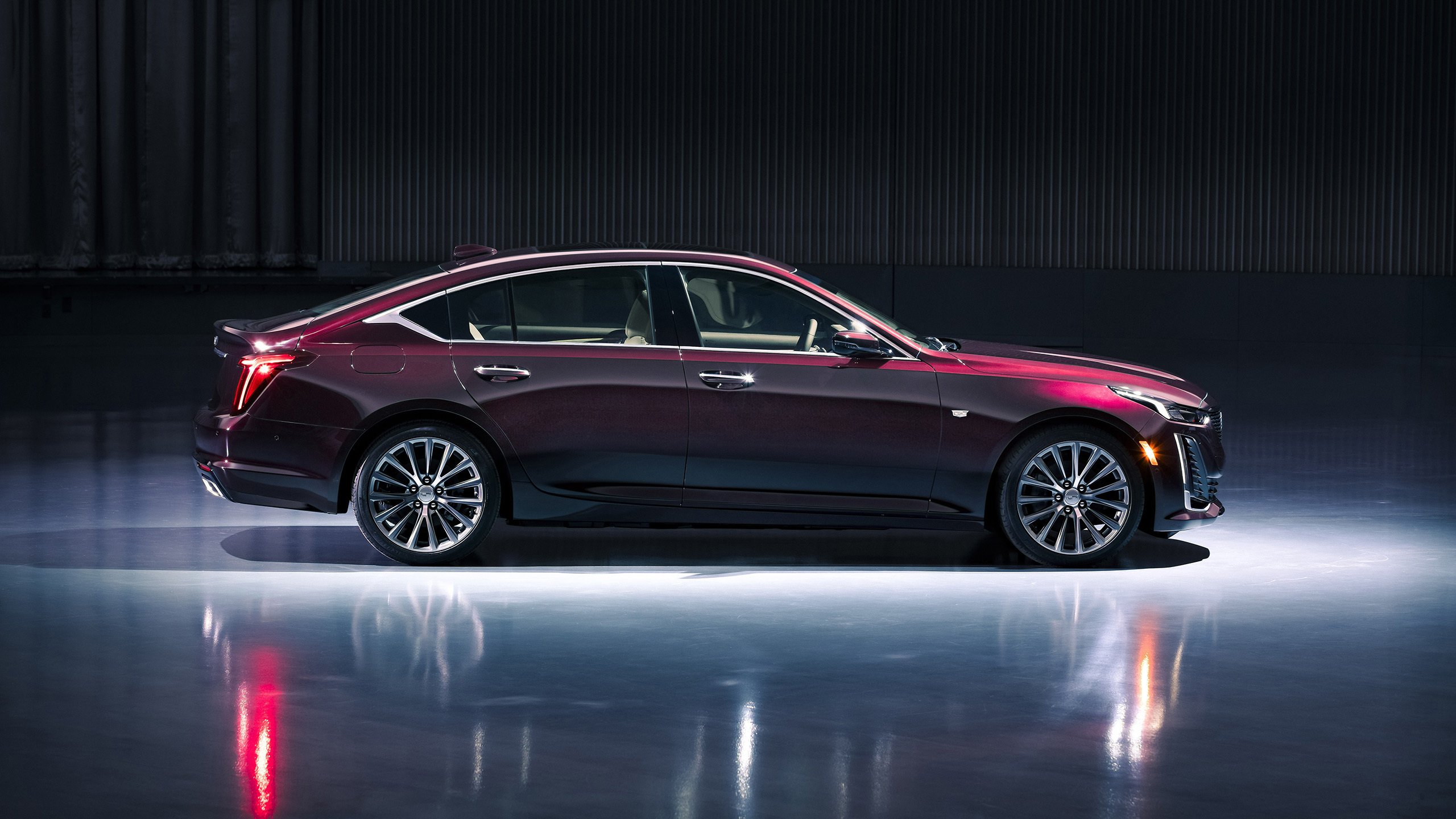 凯迪拉克 轿车 倒影 紫色汽车