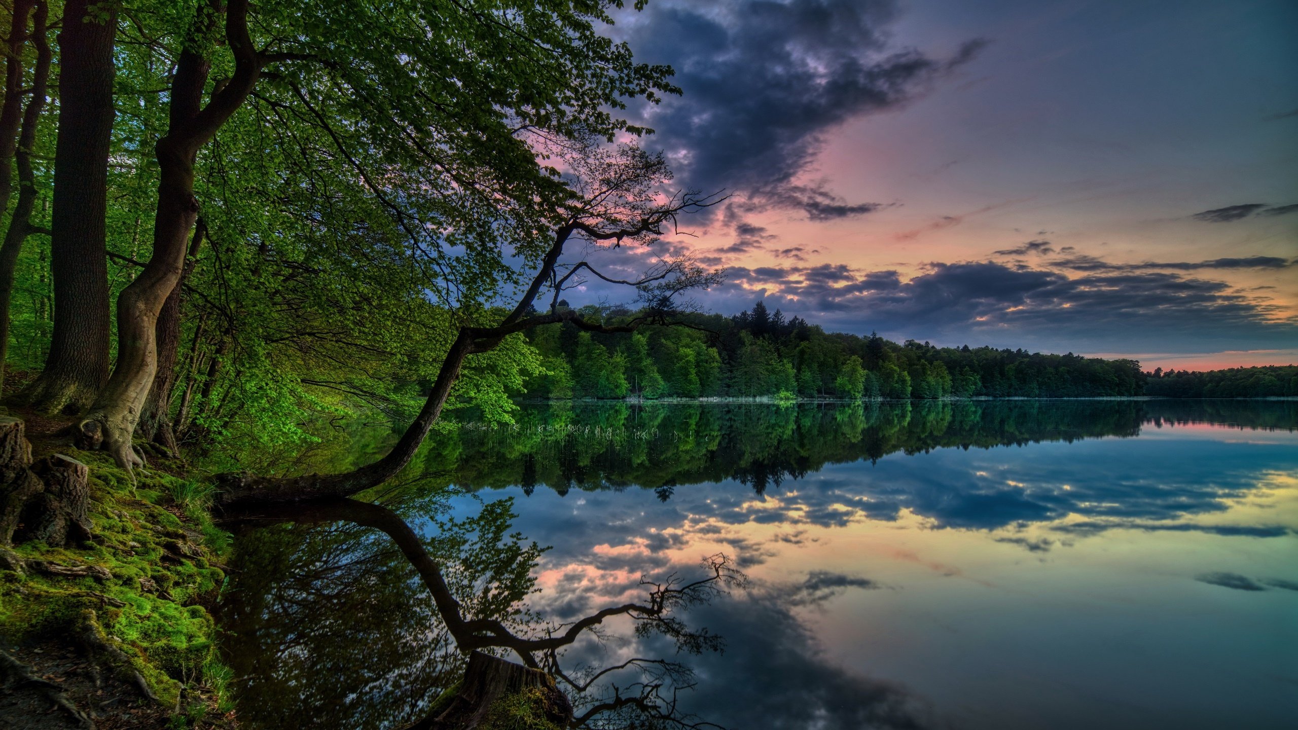 落日余晖 湖 倒影