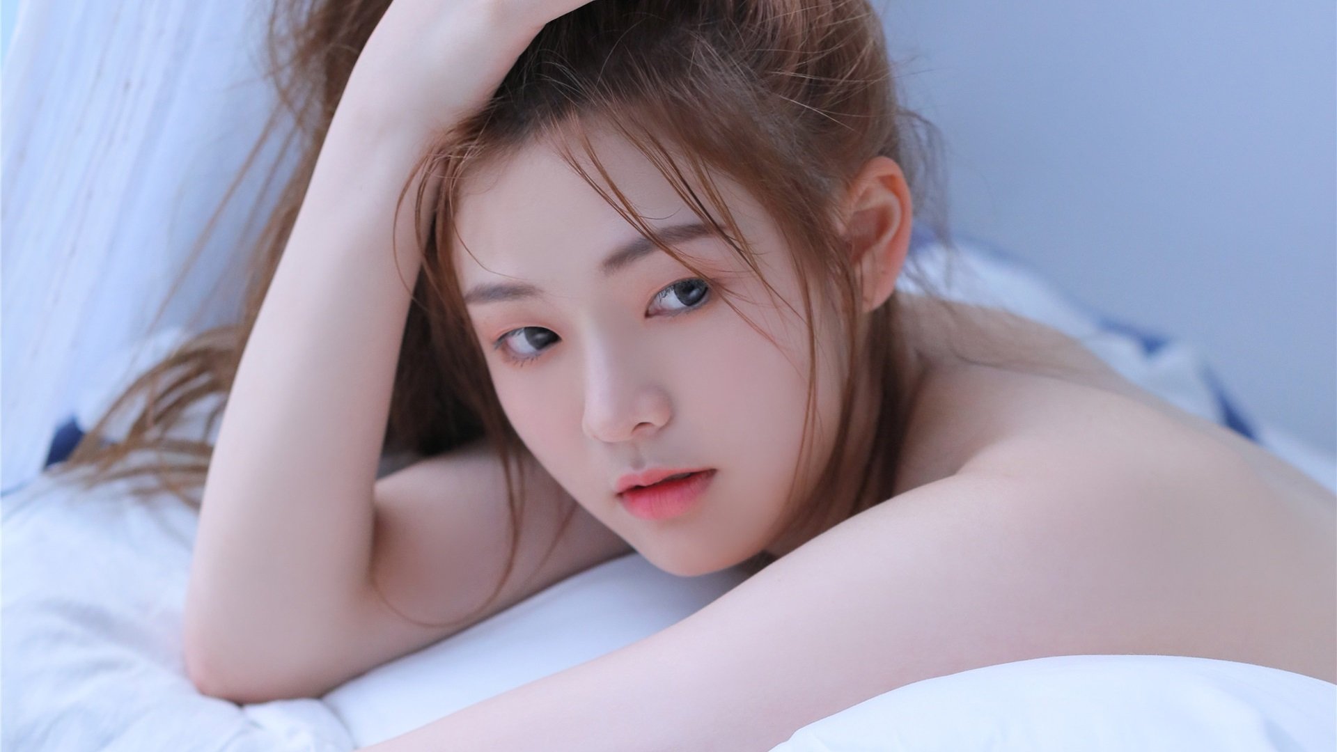 性感女神 美背 长发 单眼皮 撩头发