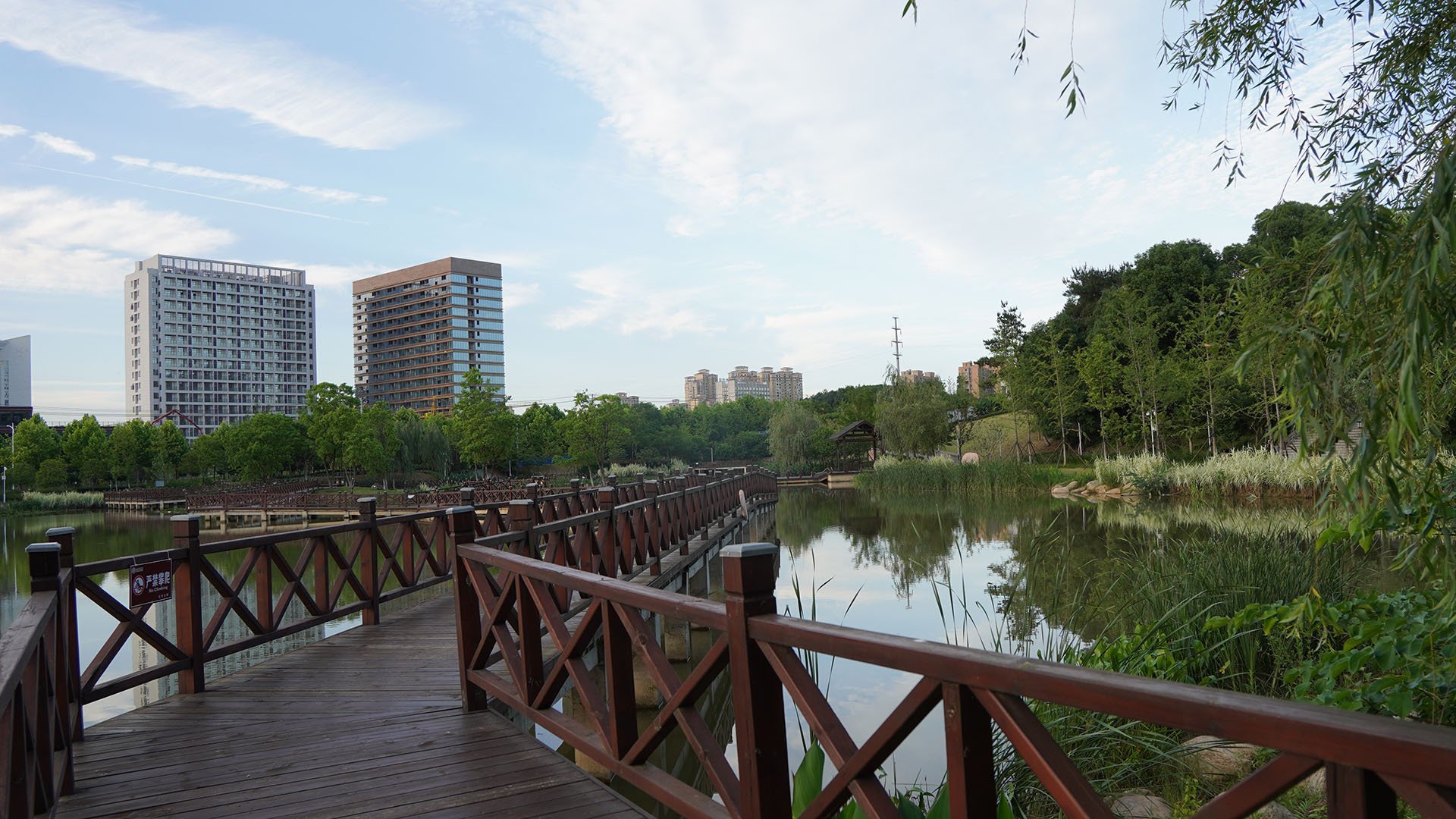 乐乡学苑 天空 木桥 湖