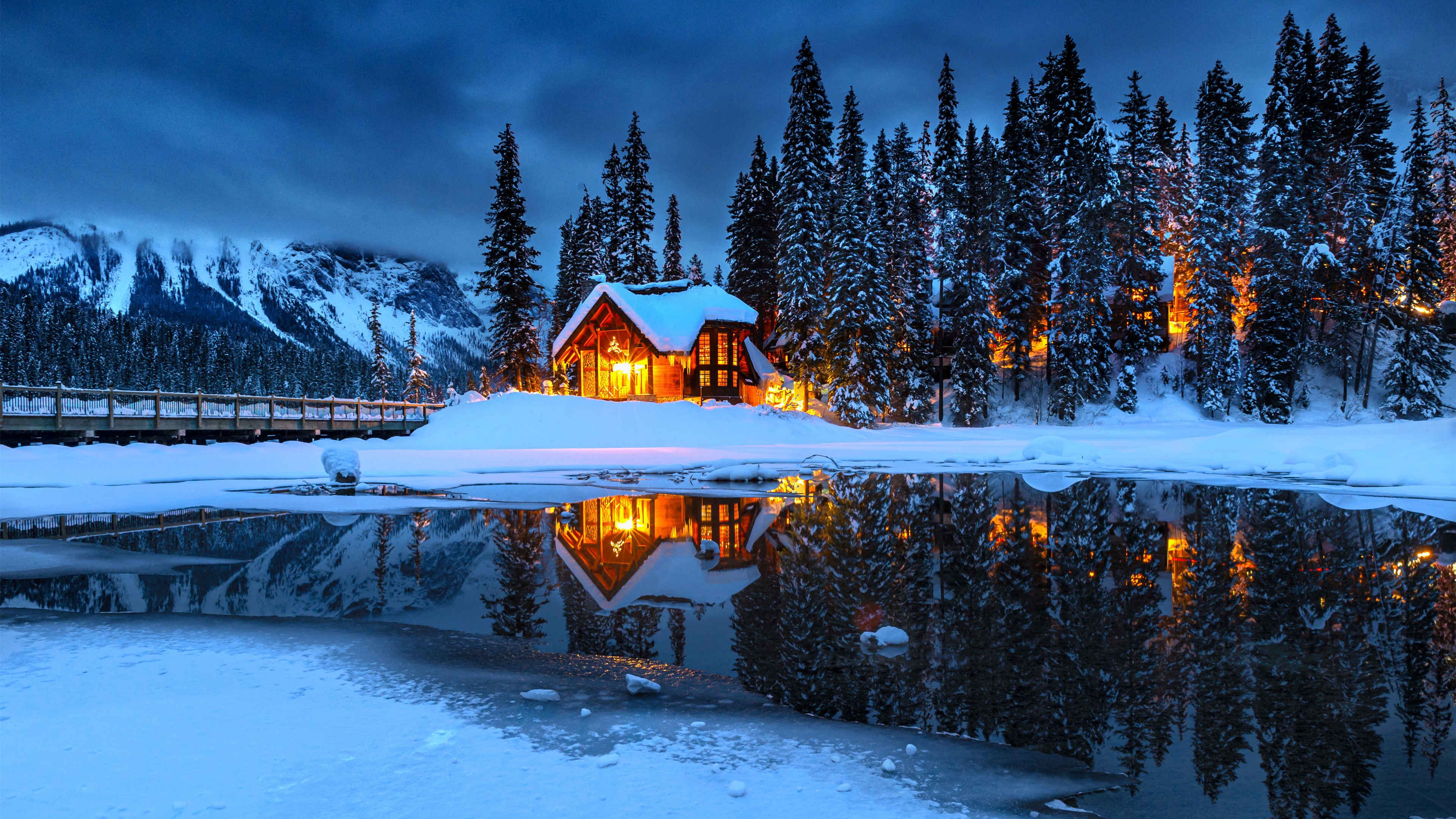冰天雪地 湖中倒影 小木屋 灯火