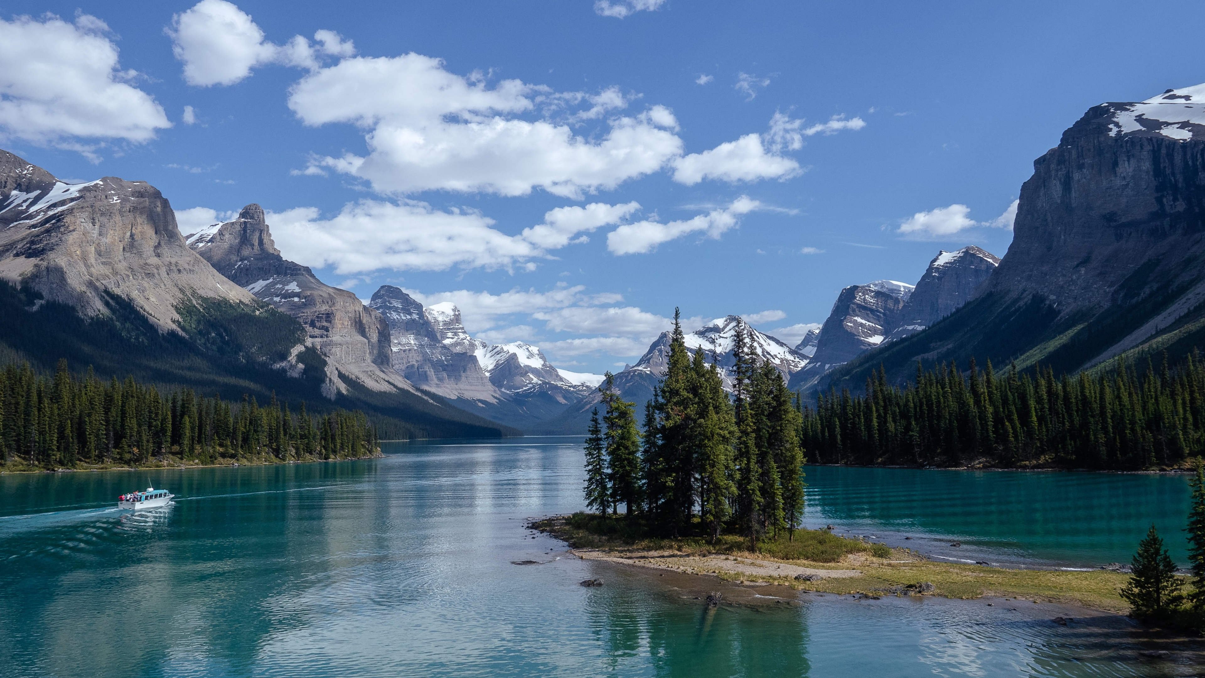 自然风光 雪山 湖心岛 云朵