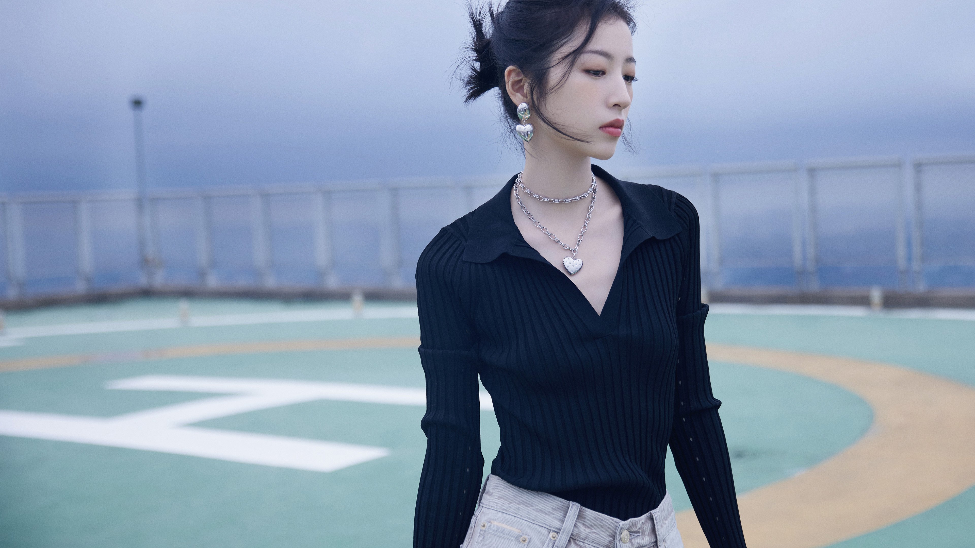 周雨彤 黑色毛衣 牛仔裤