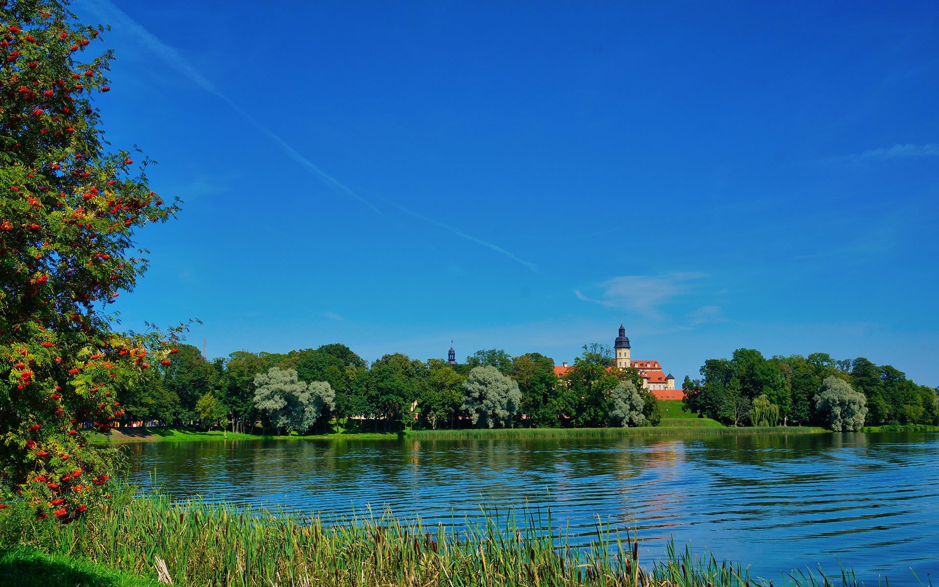 平静的湖面  海天一色