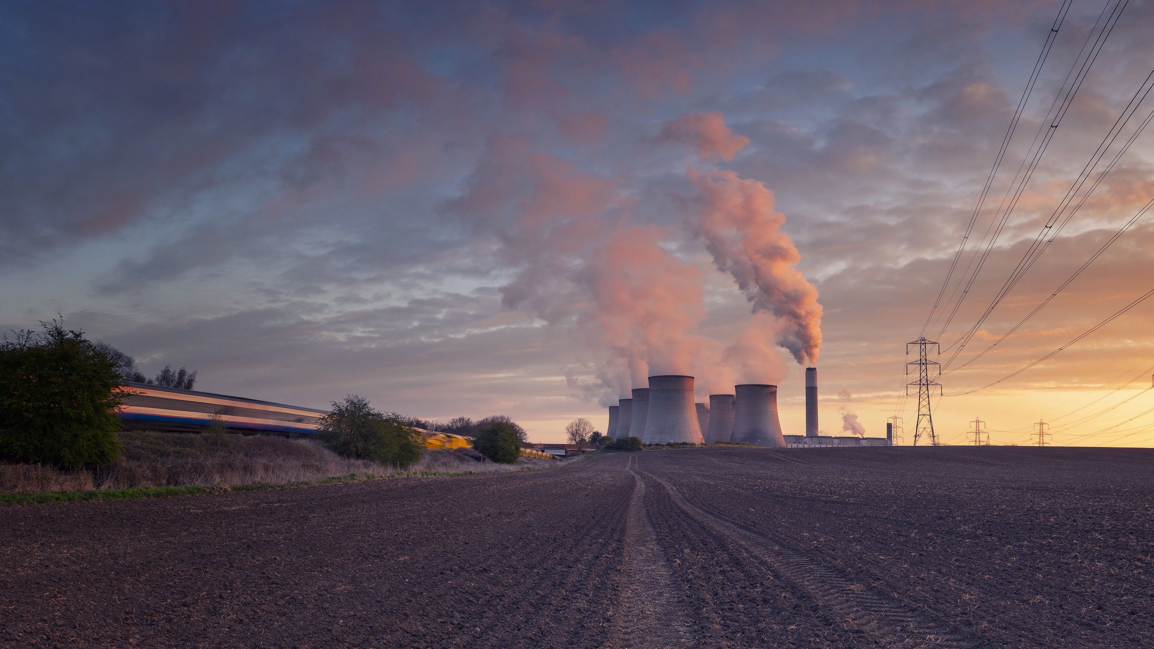 城市夜景 烟囱 晚霞 电线杆