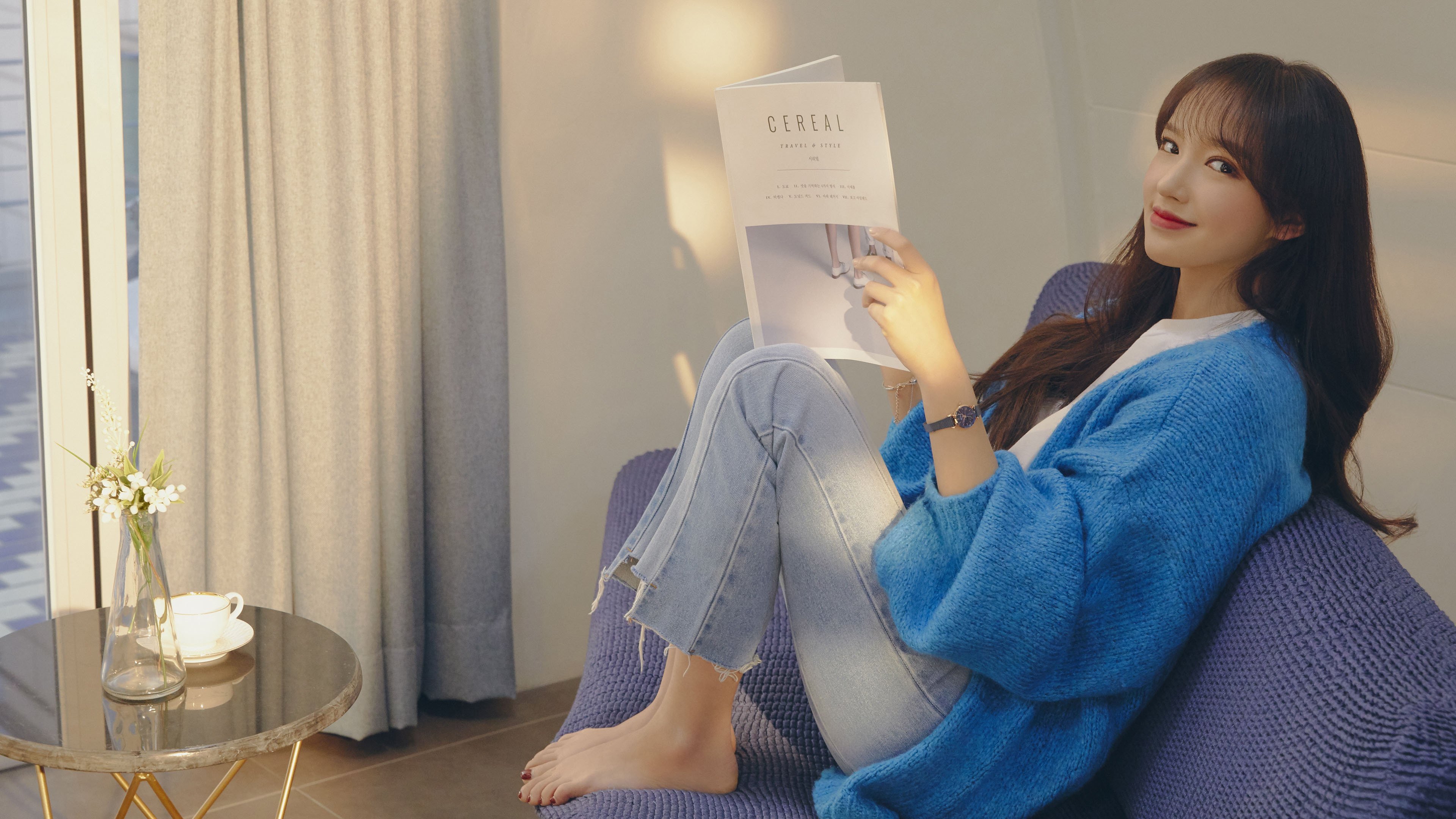 程潇 沙发 书 杂志 美女 牛仔裤