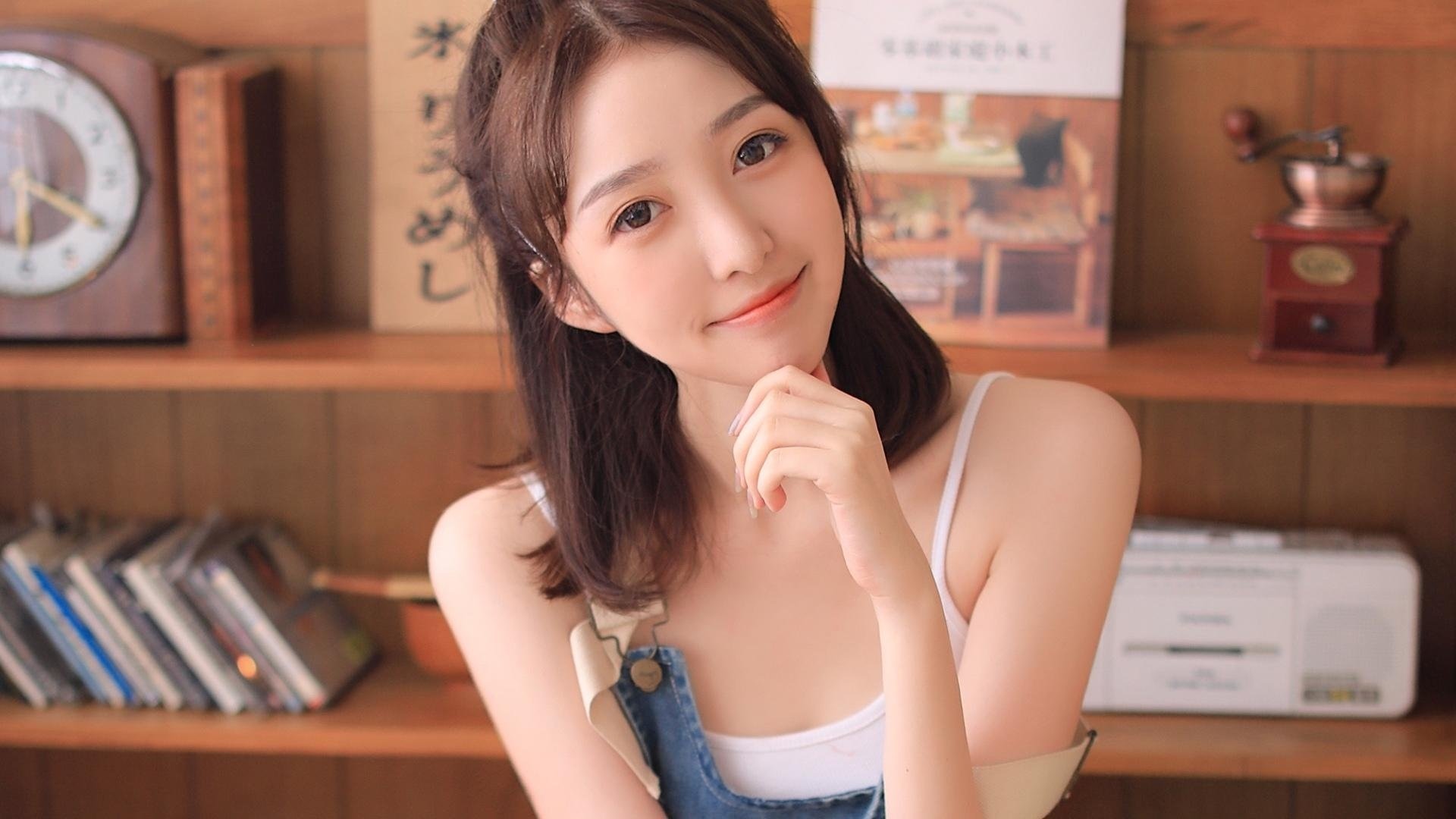 清纯 可爱 邻家女孩 吊带 微笑