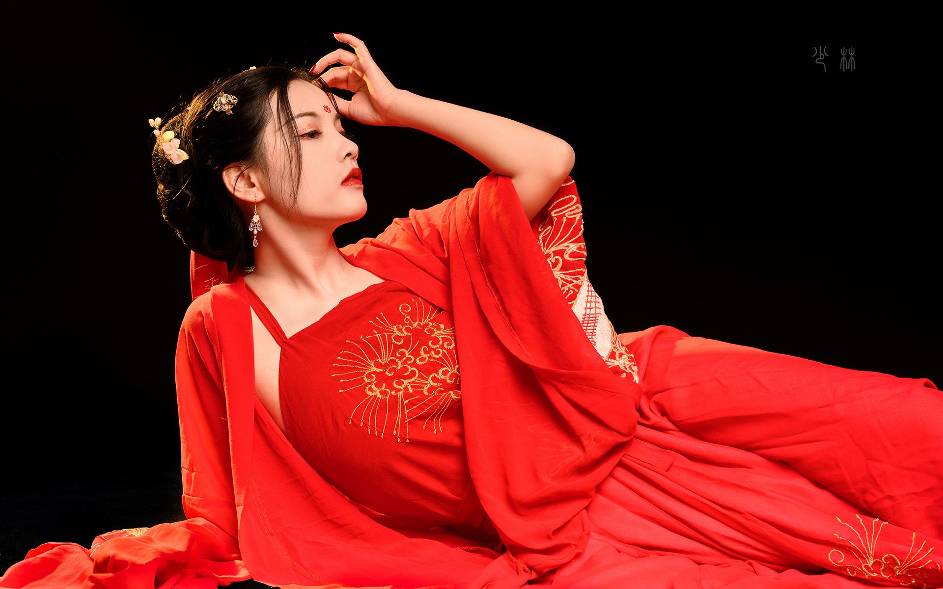 古风  古装  红衣  美女  妖娆