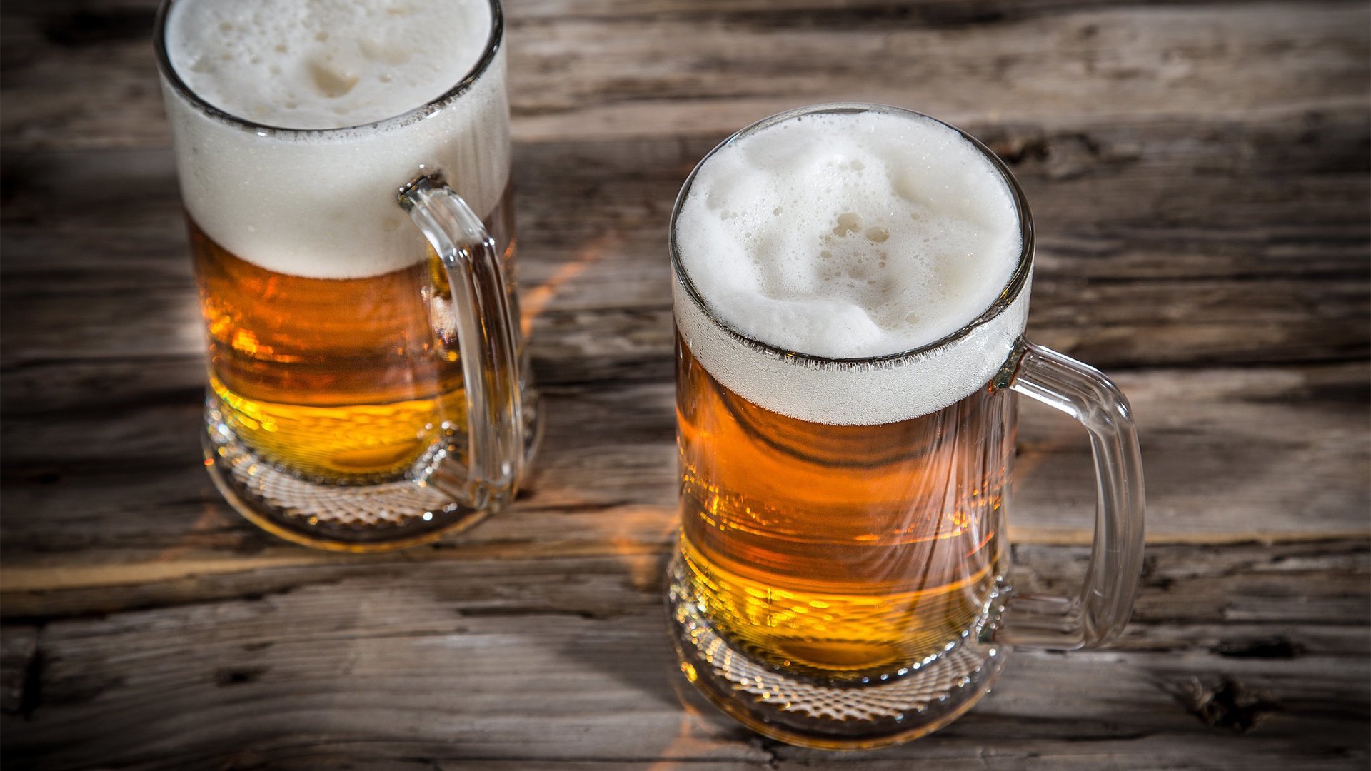 舒缓压力 啤酒 干杯