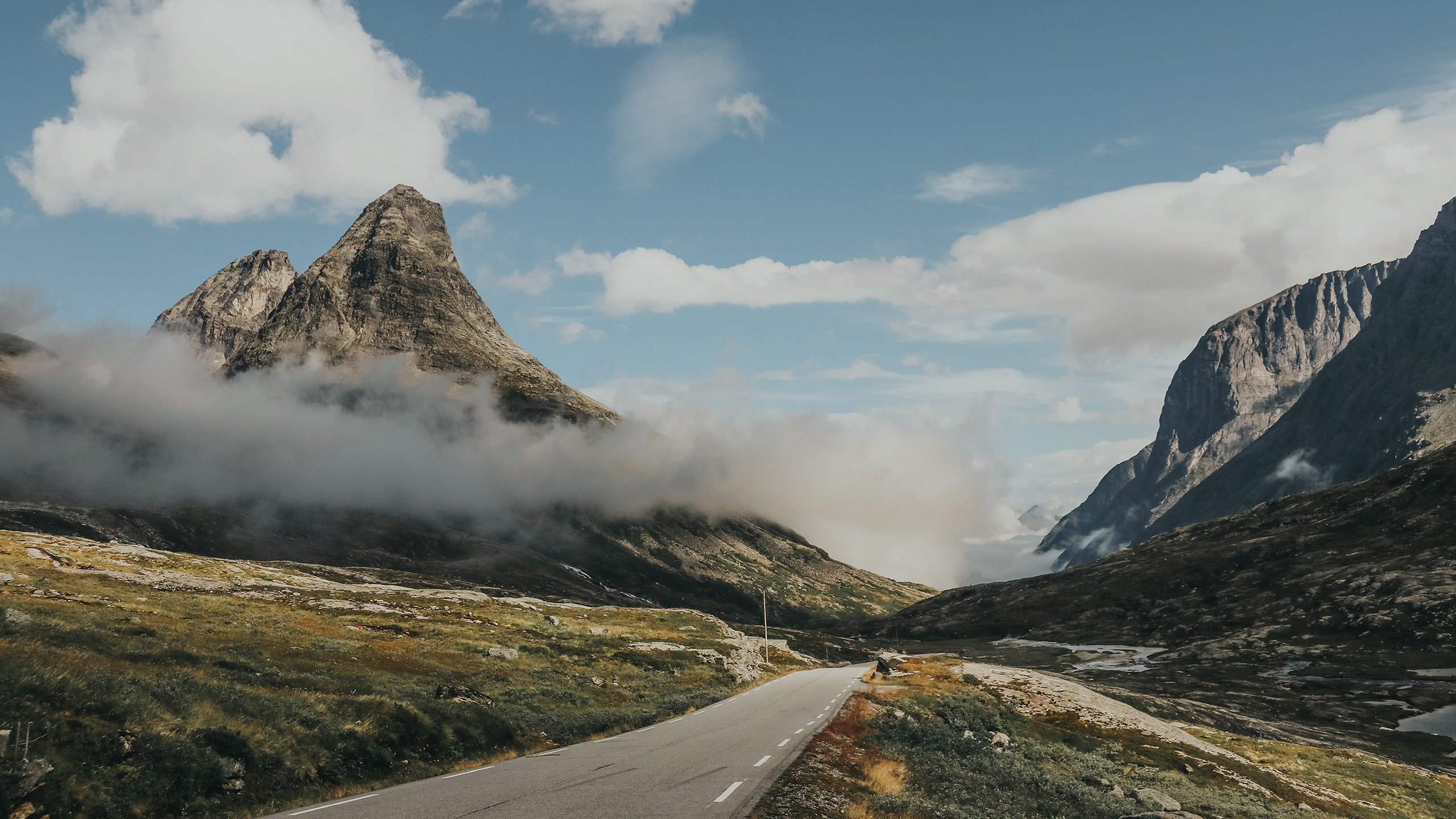 自然风光 公路 山峰 云雾 云彩